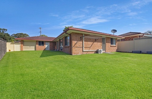 Mannering Park House | The Sailor's Haven - 200m from Boat Ramp!
