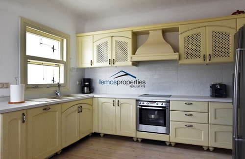 Pisses House | The "Spacious Modern Kastellakia House" only a 2 minute drive from Koundouros