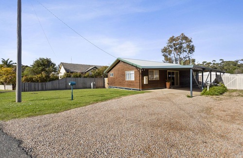 Lakes Entrance House | The Spotted Bach - Enjoy the wood fireplace and explore the beautiful lakes