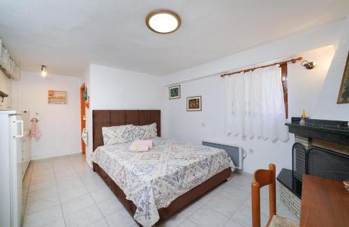 Kinyra Apartment | The square