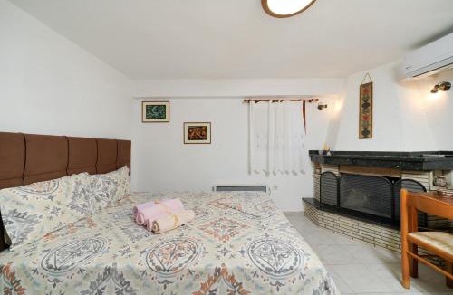 Kinyra Apartment | The square