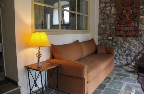 Trikolonoi Ski Chalet | The Stonehouse