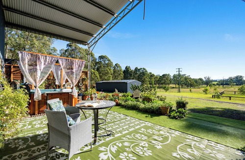 Quorrobolong Apartment | The Studio Retreat perfect for a quiet romantic break. Pet friendly, hot tub.