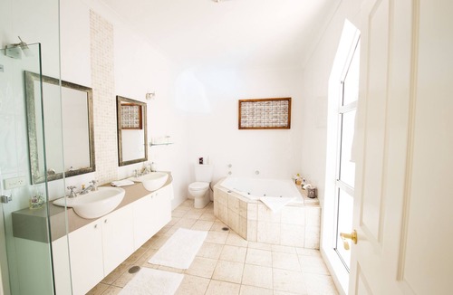 Surf Beach Bed & Breakfast | The Sun House Surfbeach , Batemans Bay N.S.W