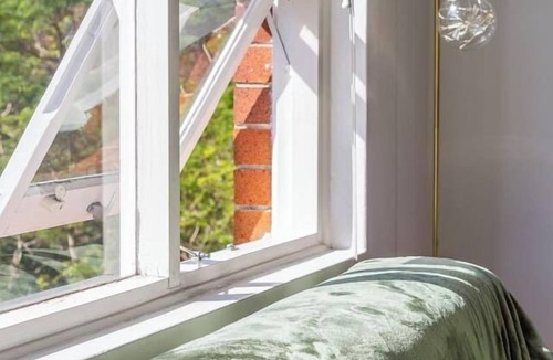 Mosman Apartment | The Sunlit Fern Minutes from Dining and Coastline