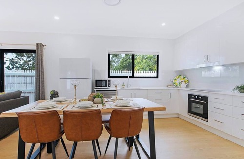 Macgregor House | The Terrarena Family Stay near Shopping and Eateries