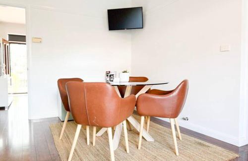 Wagga Wagga House | The Travers Townhouse - Central Comfort