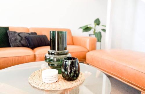 Wagga Wagga House | The Travers Townhouse - Central Comfort