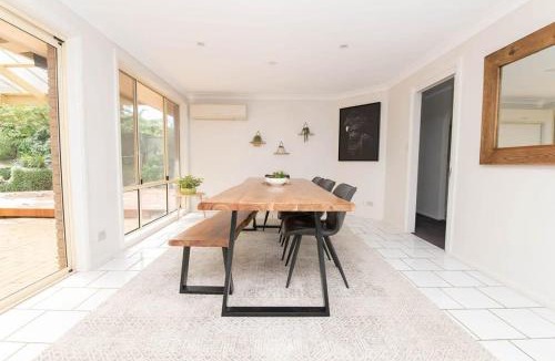 Calare House | The Valerie Gardens - Homely & Cosy, Sleeps 11