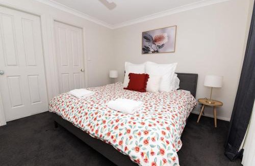Calare House | The Valerie Gardens - Homely & Cosy, Sleeps 11