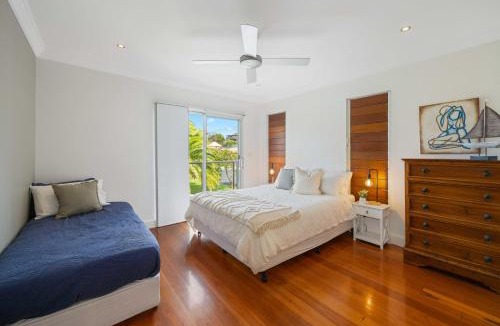 Lake Cathie House | The Vibe Beach House - direct beach access, spa