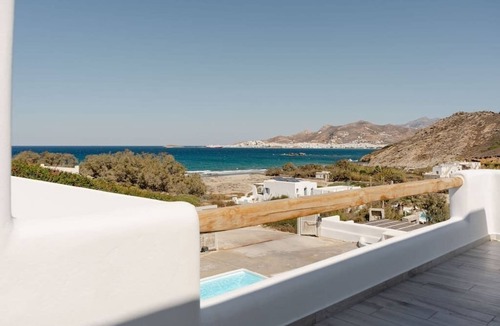 Stelida Villa | The villa is situated on a quiet sandy beach, and only a short distance from the main town, Hora.