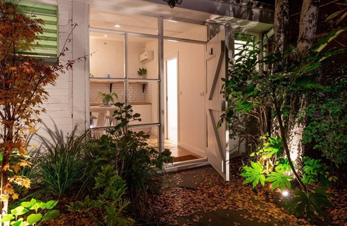 Windsor Apartment | The Windsor Stables renovated Studio Near Chapel st With Parking and Garden