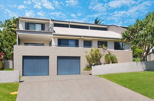 North Creek Apartment | This large and airy tri-level home offers the pinnacle of beachside living