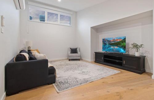 Wagga Wagga House | Thorne St Luxe Loft - CBD Location, Modern Design