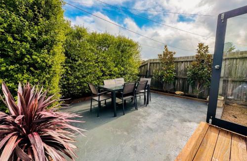 Norlane House | Three-Bedroom Stylish & Cosy Retreat with Courtyard, Near Geelong
