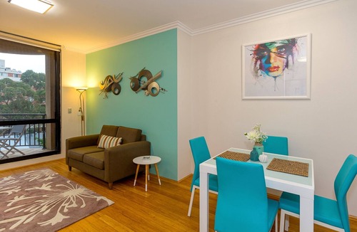 Darling Harbour Apartment | Thriving city location, dining hub near CBD