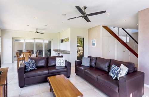 Diamond Beach House | Tidemark backs on to the beautiful Diamond Beach, Ocean views at their finest