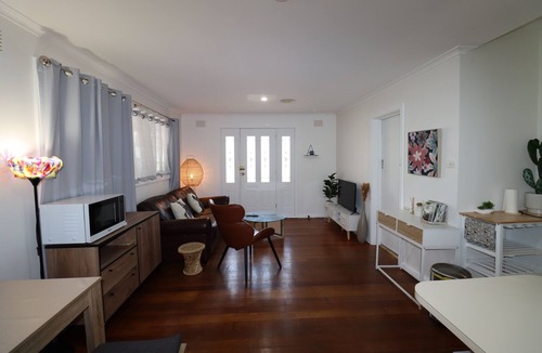 Heathmont Apartment | Timeless Allure near Train station and Costco