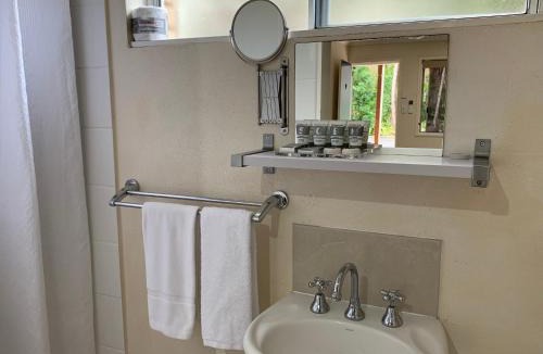Tin Can Bay Hotel | Tin Can Bay Motel