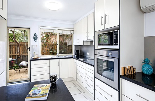 Coolum Beach Apartment | Tiny Comfy Flat with Bikes