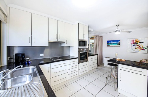 Coolum Beach Apartment | Tiny Comfy Flat with Bikes