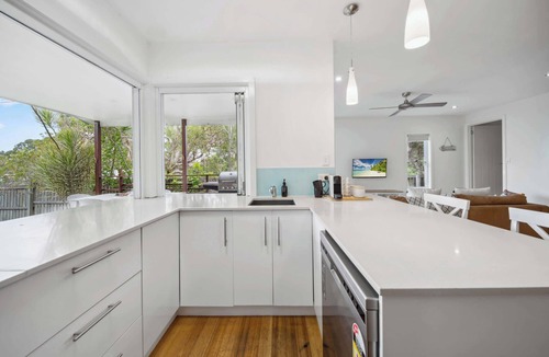 Dicky Beach House | Tooway Beach House Walk to beach & Pet-friendly