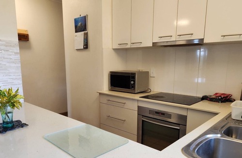 Larrakeyah Apartment | Top Floor Apartment Close to City and Beaches With Sweeping Golf Course Views
