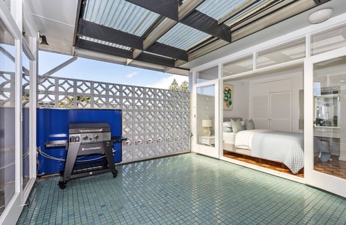 Frankston Apartment | Top Floor Beach Retreat Apartment