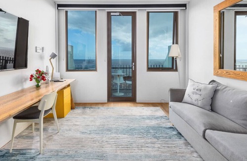 Frankston Apartment | Top floor, fantastic views and impeccable quality