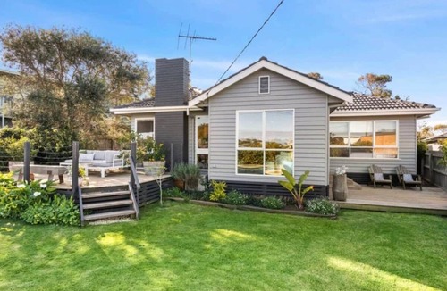 Torquay House | Torquay Springs with pool, 600m to beach