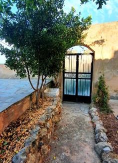 Gythio House | Traditional Hillside Cottage
