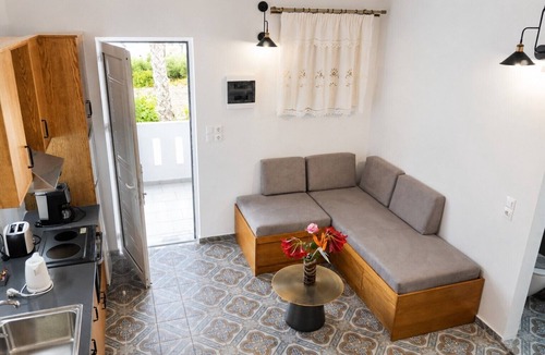 Kefalos Apartment | Traditional Κefalos Apt with Wooden Ceilings