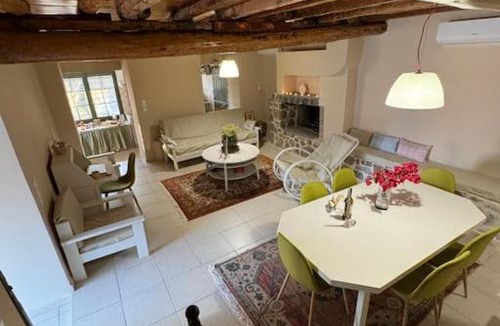 Valira House | Traditional maisonette just 15' from Kalamata