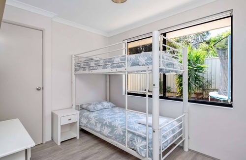 Dawesville House | Tranquil Coastal Escape - 4BR Retreat with Games Room and Outdoor Fun