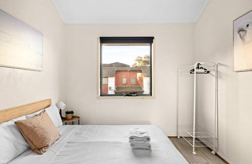Canley Vale House | Tranquil Double Room - Walk to Train & Cabramatta Eats - Shared Bathroom