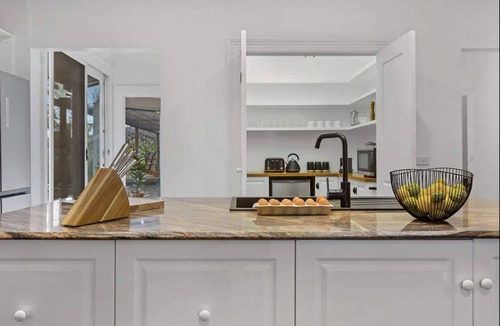 Mount Eliza House | Tranquil Estate | Pool, Hot Tub & Gardens