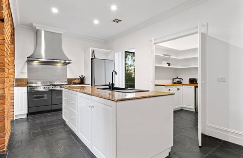 Mount Eliza House | Tranquil Estate | Pool, Hot Tub & Gardens