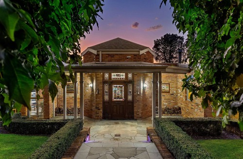 Mount Eliza House | Tranquil Estate | Pool, Hot Tub & Gardens