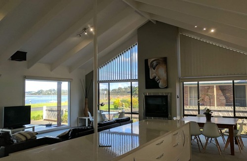 Rhyll House | Tranquil Foreshore beach Setting