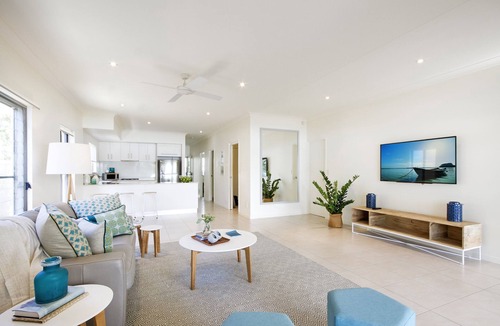 Tewantin House | Tranquil & Modern Riverside Getaway