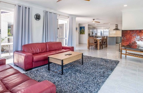 Carseldine House | Tranquil Oasis: 4BR Family Retreat with Large Pool