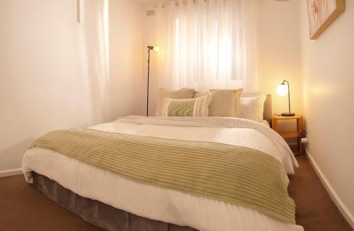 Glenelg North Apartment | Tranquil Parkside Apartment in Glenelg North
