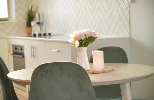 Glenelg North Apartment | Tranquil Parkside Apartment in Glenelg North
