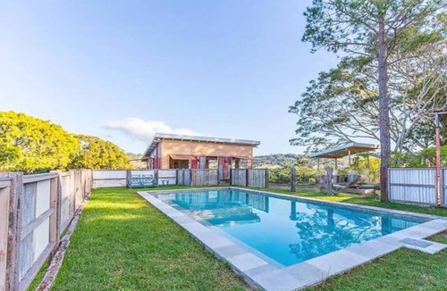 Ewingsdale House | Tranquil Retreat: Charming Country Homestead on 12 Acres, 6km to Byron Bay