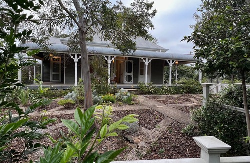 Ewingsdale House | Tranquil Retreat: Charming Country Homestead on 12 Acres, 6km to Byron Bay