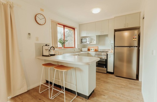 Palmerston House | Tranquil Townhouse - parking at doorstep!
