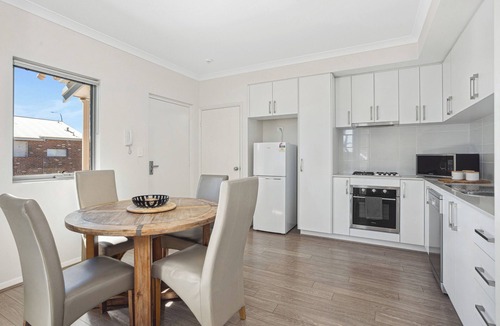Bassendean Condo | Tranquil Tree View with Free Parking