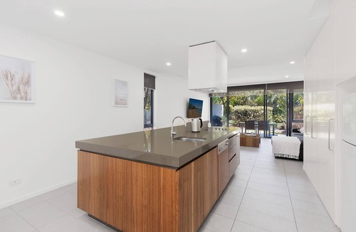 Magenta Shores House | Tranquil Villa close to beach