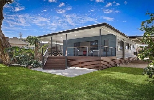 Budgewoi House | Tranquil waters - beach house oasis